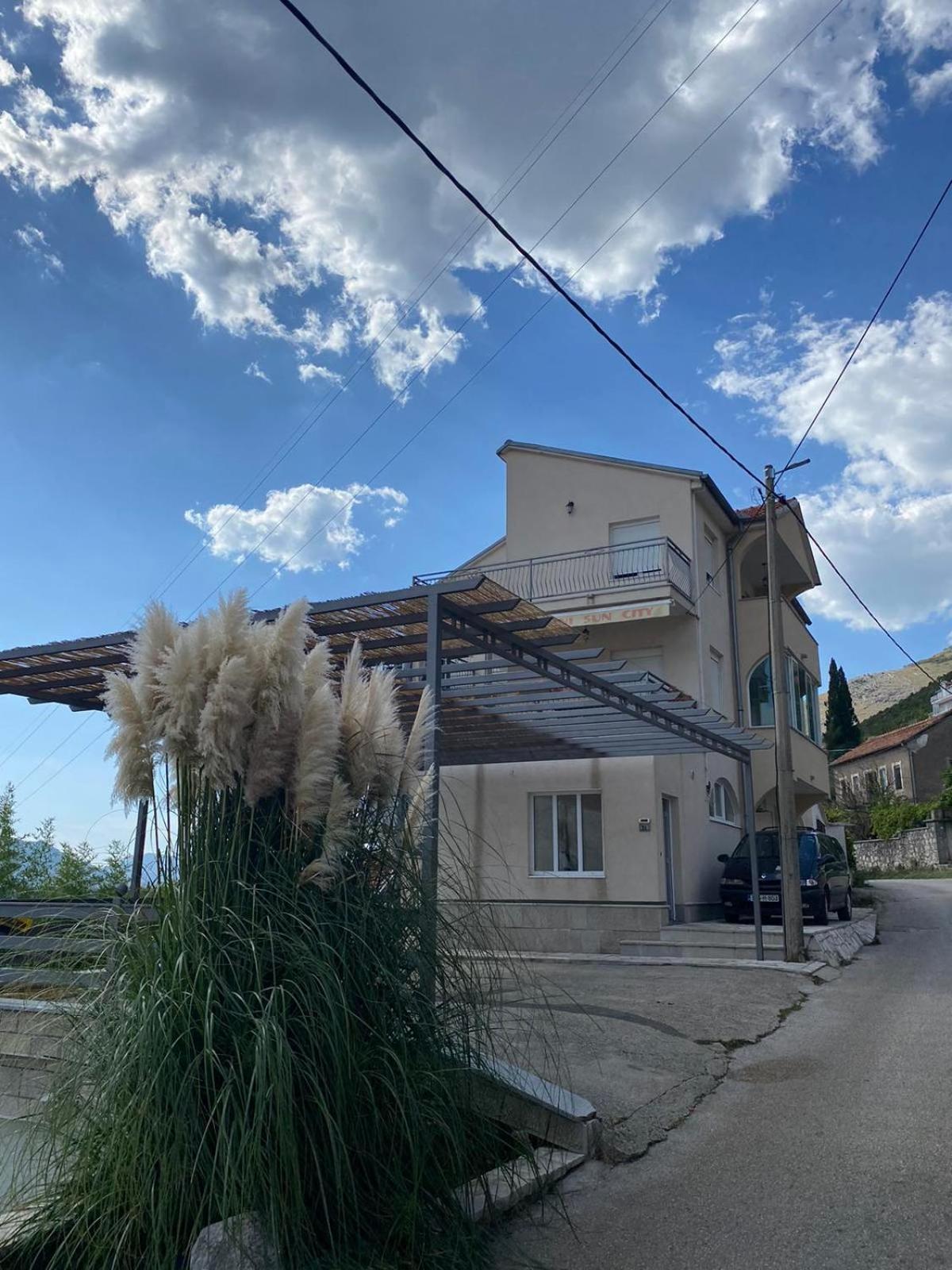 Sun City Apartments Требинье Экстерьер фото