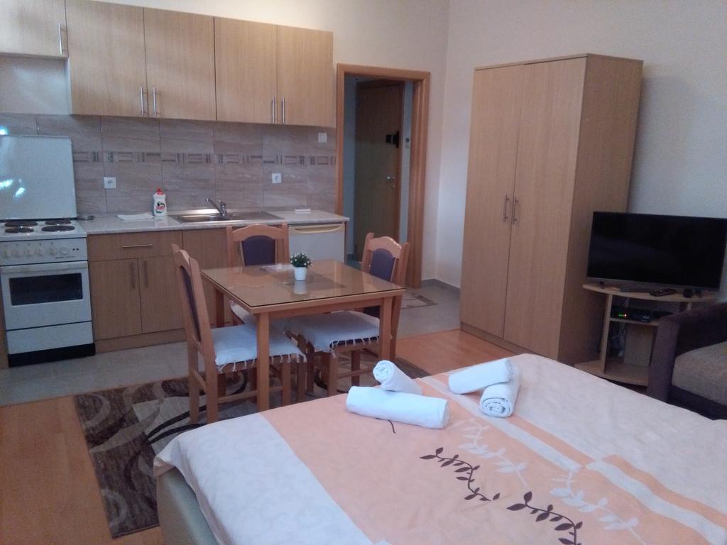 Sun City Apartments Требинье Экстерьер фото